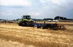 Fotografie: Bodenbearbeitungsgerät, Scheibenegge, Stoppelbearbeitung, Raupentraktor, Gummiraupenlaufwerk