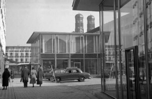 München: Hof des Max-Baus [Maxburg] mit Türmen der Frauenkirche