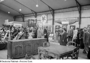 Besucher der Leipziger Herbstmesse 1954 an Ständen französischer Firmen