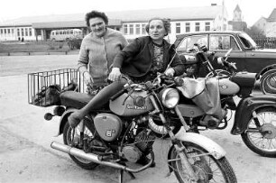 Frauen mit Moped