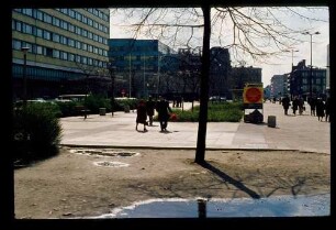 Friedrichstr./ Linden 2.4.77.