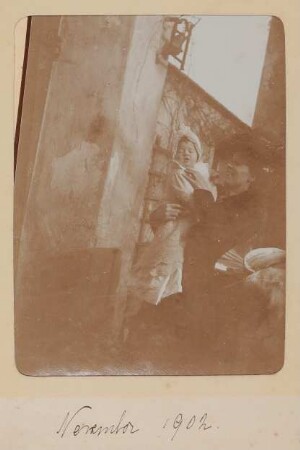 Junge Frau mit Christiane von Hofmannsthal als Baby auf dem Arm vor dem Haus in Rodaun
