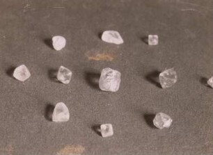 Ungeschliffene Diamanten : Namibia (ehem. Südwestafrika). Ungeschliffene Diamantenvon Oranjemund (südlich Lüderitzbucht). Links: 39 Karat; Mitte: 71 Karat; Rechts: 47 Karat, vor 1930