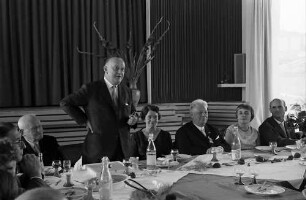Bernau: Ehrengäste an der Tafel im Kurhaus, Rede Senator Dr. Burda