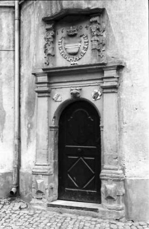 Burkheim: Tor im Rathaus mit Wappen