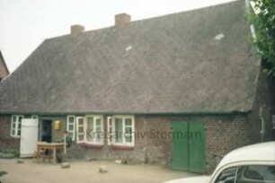 Alte Dorfstraße 8: Backsteinkate: Traufseite mit Wohntrakt, Eingangstür, Stalltür