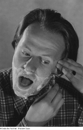 Roger Rössing beim Rasieren