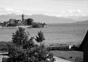 Wasserburg: Blick auf See, Halbinsel und Berge