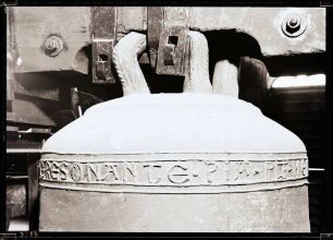 Stiftskirche; Glocke von 1285, oberer Teil mit Inschrift