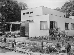 Internationale Hygiene-Ausstellung, Haus für einen Lungenkranken : Dresden. Internationale Hygieneausstellung 1930/1931. Haus für einen Lungenkranken (um 1929). Eckansicht der Gartenseite mit Eingangsbereich