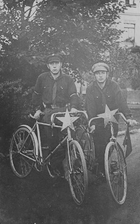 Paul Roscher (rechts) und Otto Klemm in den Uniformen des Roten Frontkämpferbundes neben ihren Fahrrädern : Paul Roscher und Otto Klemm in den Uniformen des Roten Frontkämpferbundes