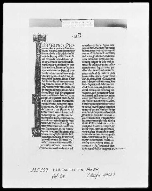 Biblia latina, pars 1 — Initiale I (n principio), darin drei Marienszenen, Folio 6verso