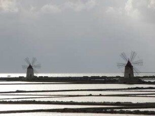 Salinen bei Trapani, Westküste. Salzgewinnung aus dem Meer mit Hilde von Windmühlen