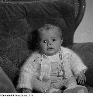 Porträt Baby mit Rassel