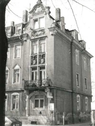 Dresden-Pieschen, Hubertusstraße 41/43. Doppelwohnhaus (1898). Eckrisalit und Giebelseite (Nr. 43)