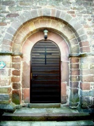 Evangelische Kirche - Kirchturm von Westen - Erdgeschoß - romanisches Portal mit Rundbogen auf Lämpfern und abgetrepptem Gewände