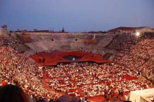 Verona - Opernaufführung in der Arena : Arena von Verona vor Beginn einer Aufführung der Oper "Aida", aufgenommen 2007