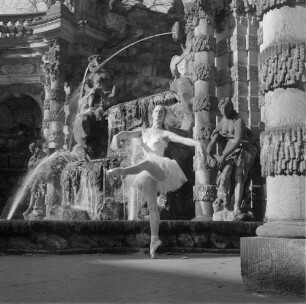 Ballerina im Nymphenbad des Dresdner Zwingers