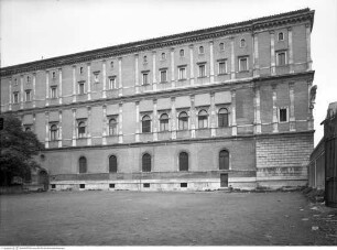 Palazzo della Cancelleria, Westfassade