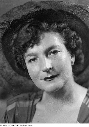 Porträt Diseuse Dora Dorette