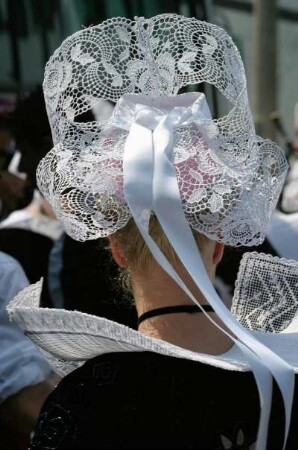 Frankreich. Bretagne. Cotes d Armor. Perros Guirec. Festival des Hortensias. Musik und Trachtenumzug. Typische Haube