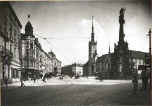 Olmütz, Stadt : Olmütz (Olomouc/Tschechien). Markt. Blick über die Dreifaltigkeitssäule (1754) zum Rathaus