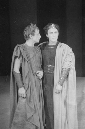 Szenenbilder aus dem Stück "König Oedipus" von Sophokles am Deutschen Theater Berlin : Szene mit Wolfgang Langhoff als Kreon (links) und Gustaf Gründgens als König Oedipus (rechts)