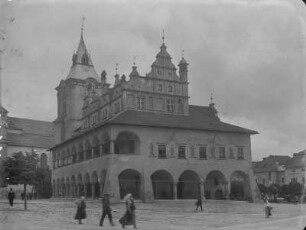 Rathaus : Blick auf die Front des Renaissance-Rathauses, dahinter St. Jakob