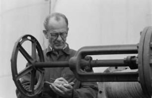 VEB Chemiekombinat Bitterfeld. Vielleicht ein Meister bei der Qualitätskontrolle zur Schichtablösung