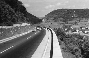 Trassierung mit Blick auf Mühlhausen. Stützmauer, Markierung, Leitstreifen, Stützmauer aus Naturstein.