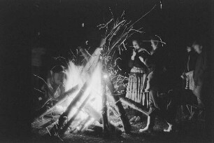 Höfgen. Akt-Pleinair 1979. Mehrere junge Frauen am Lagerfeuer