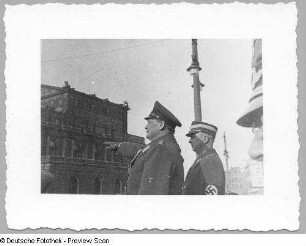 Besuch von Ministerpräsident Hermann Göring in Dresden. Schnappschuß beim Salutieren während des Vorbeimarsches von SA-Formationen