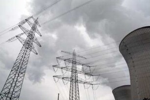 Atomkraftwerk AKW Gundremmingen. Kühltürme. Symbole für Energie, Technik...