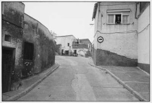Epila. Straße mit Wohnhäusern