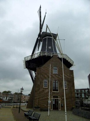 Haarlem: Windmühle "Molen de Adriaan"