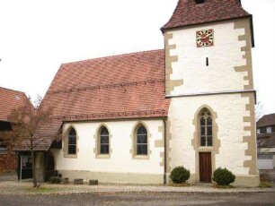 Ansicht von Süden mit Kirche (Chorturm mit Schlitzscharte-Langhaus Barock überarbeitet) in ehemaligem Kirchhof