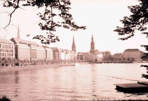 Hamburg: Binnenalster mit Rathaus von der Lombardsbrücke