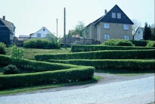 Freiflächen mit langen Heckenzügen