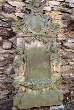 Kirche: barocker Grabstein an der Innenseite der Wehrmauer