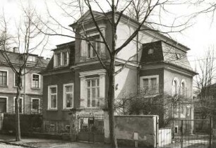 Dresden-Neustadt, Löbauer Straße 16. Wohnhaus (1851/1900). Straßenansicht mit Einfriedung