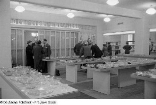 Besucher am Stand mit Glaswaren