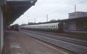 Potsdam Hauptbahnhof Eilzug DR-Schnellzugwagen Bahnsteig