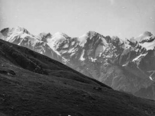 Panorama eines Gebirgszugs : Panorama eines schneebedeckten Gebirgszugs im Tian Shan Hochgebirge