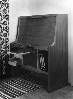 Schreibsekretär : Möbelaufnahmen. Schreibsekretär. Holz, wohl furniert (um 1960). Ansicht mit hochgeklappter Schreibplatte und geöffnetem Unterteil mit herausgezogener Schreibplatte für eine Schreibmaschine