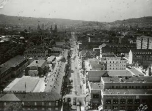 Stadtansicht mit Königsstraße gegen Stiftskirche Hl. Kreuz und Rathausturm. Blick vom Turm der Eberhardskirche