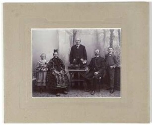 Gruppenbild einer Familie in Tracht
