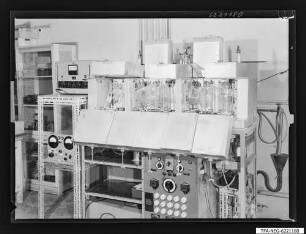 UHV-Pumpstand offen; Foto 1962