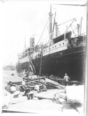 Türkei. Passagierschiff im Hafen (vielleicht in Konstantinopel)