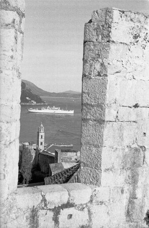 Reisefotos Kroatien. Dubrovnik (Ragusa). Blick durch eine Maueröffnung über den Kirchturm des Dominikanerklosters zum alten Hafen und zum Passagierschiff "Milwaukee"