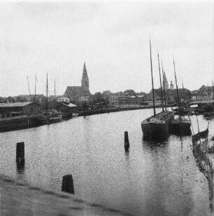 Blick über einen Hafen auf die Stadt